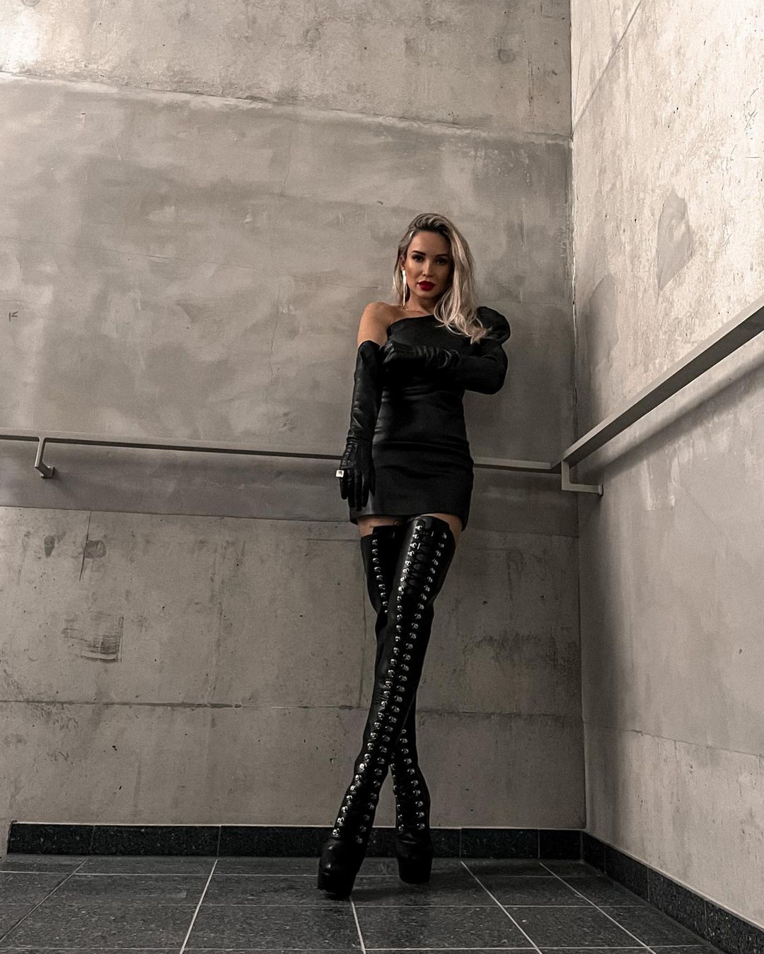 SLINKY BLACK MATTE