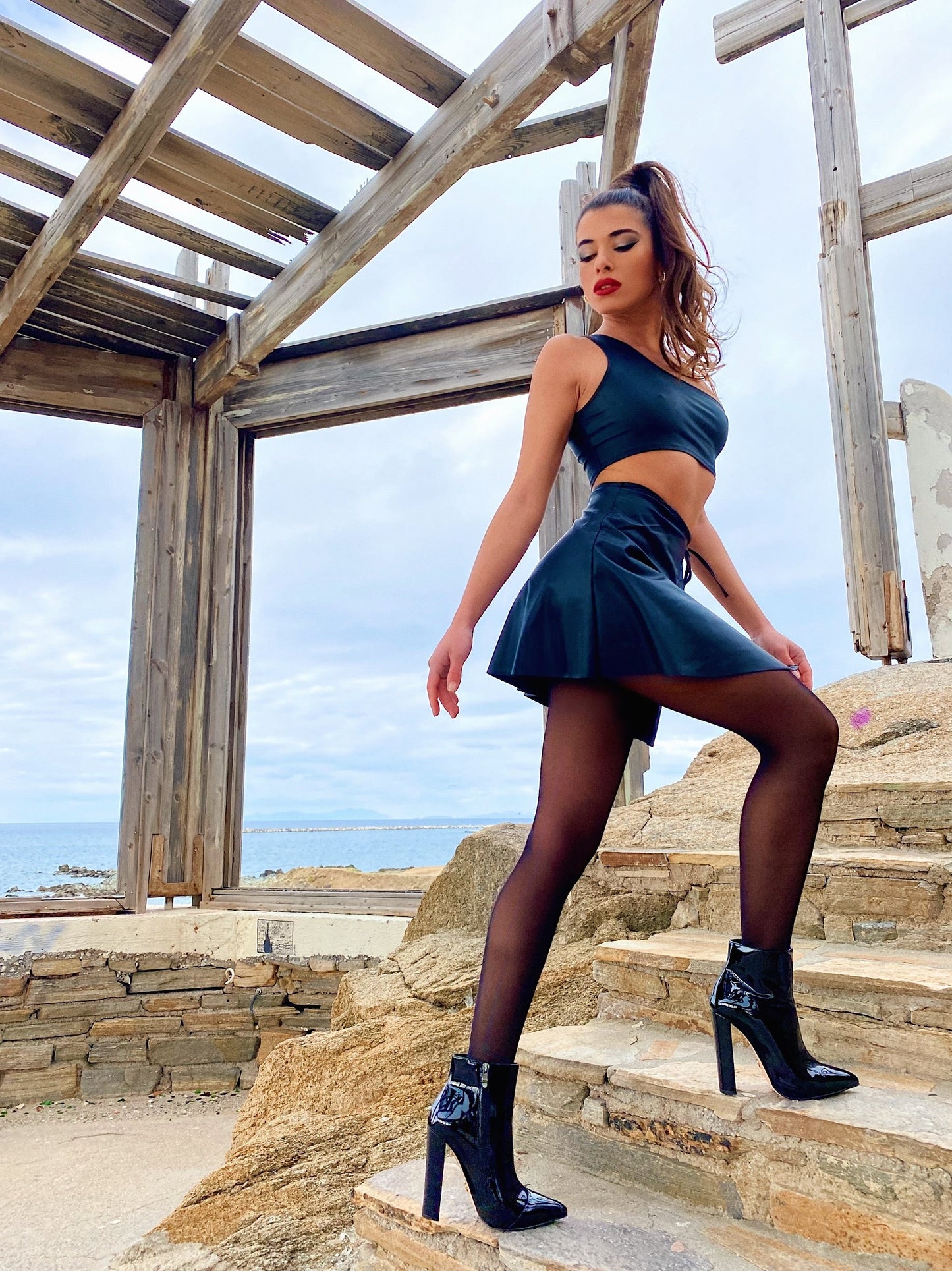 ALIA BLACK SHINY