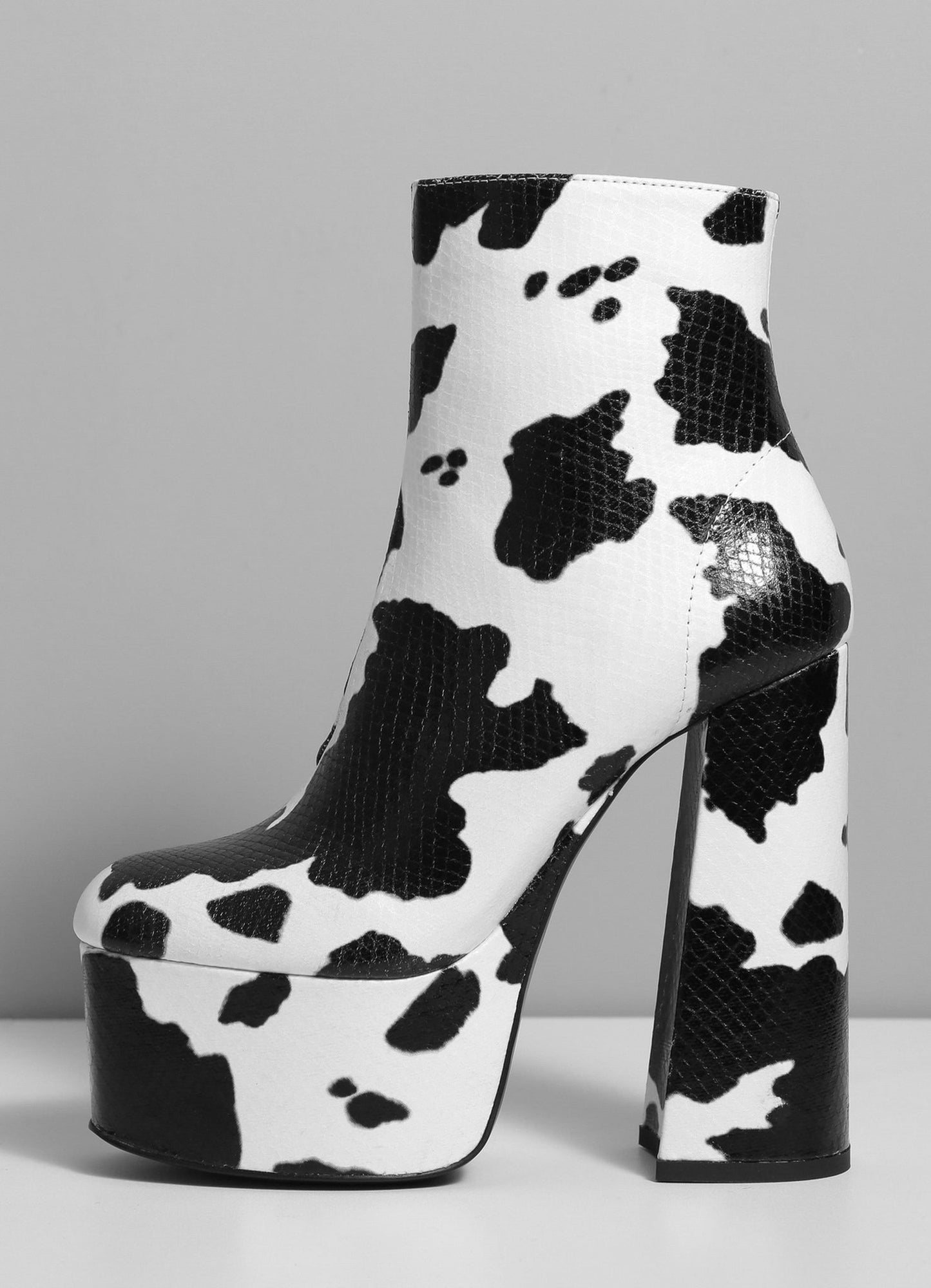ANTONIA COW BLACK WHITE