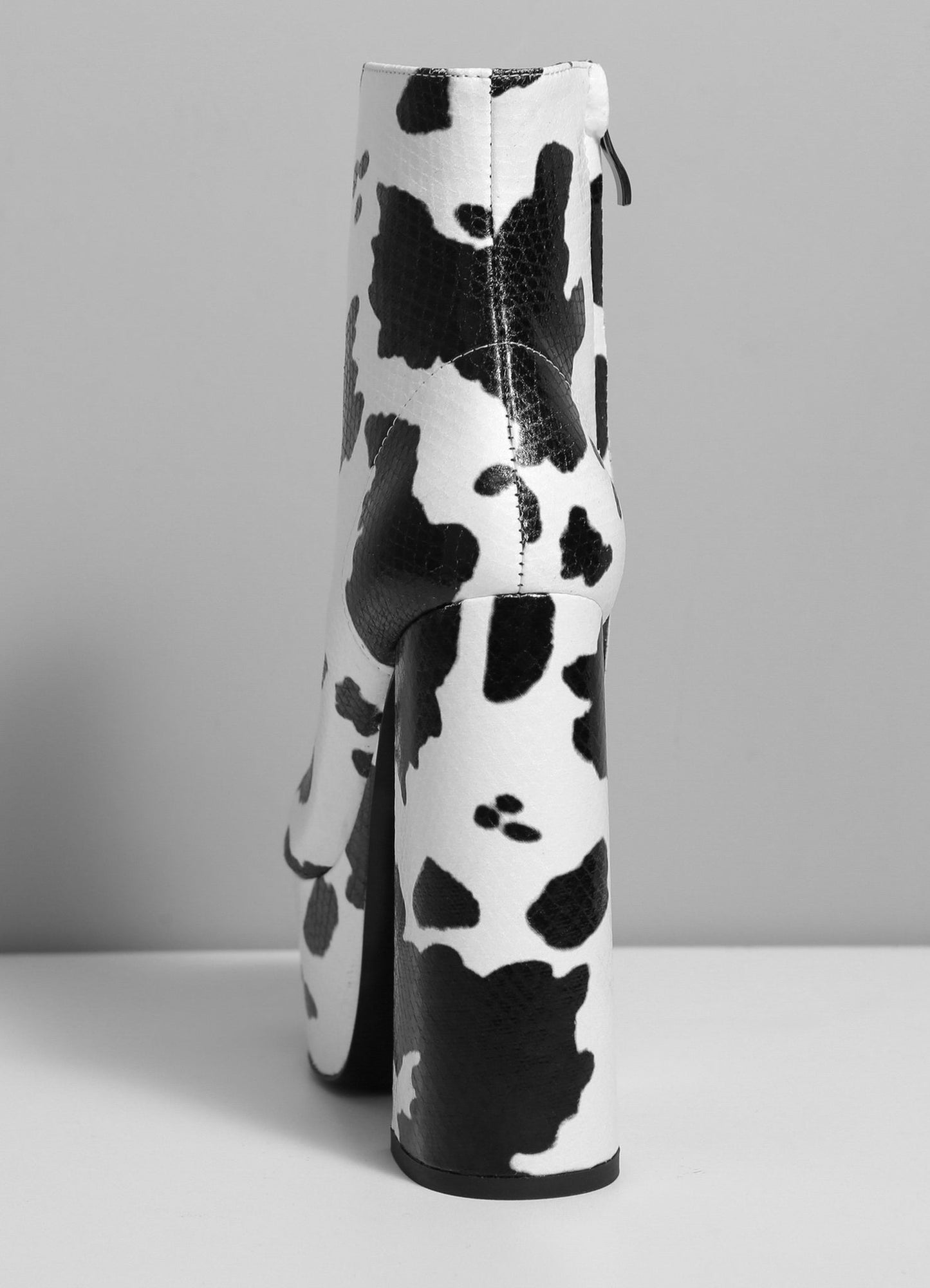 ANTONIA COW BLACK WHITE