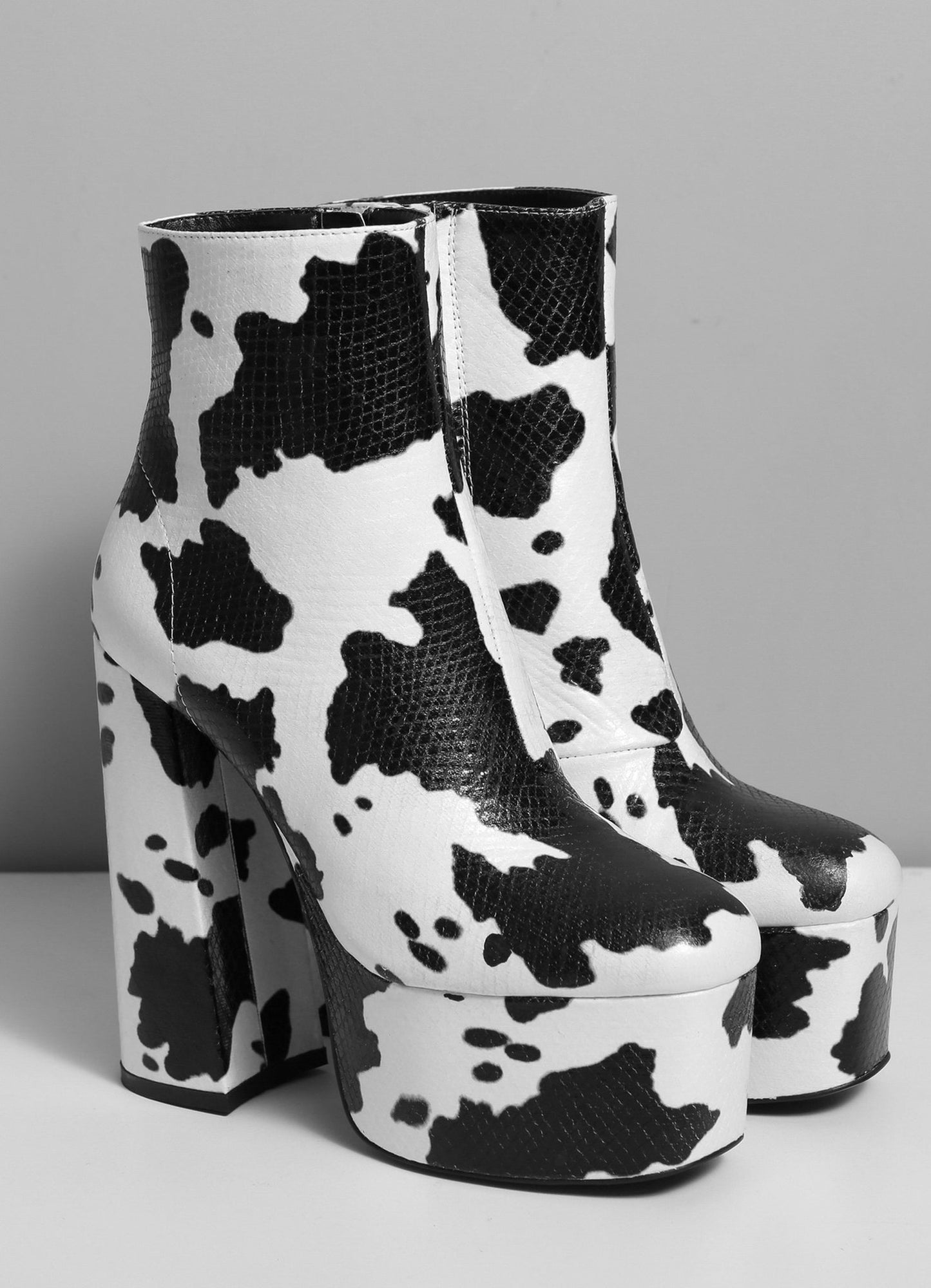 ANTONIA COW BLACK WHITE