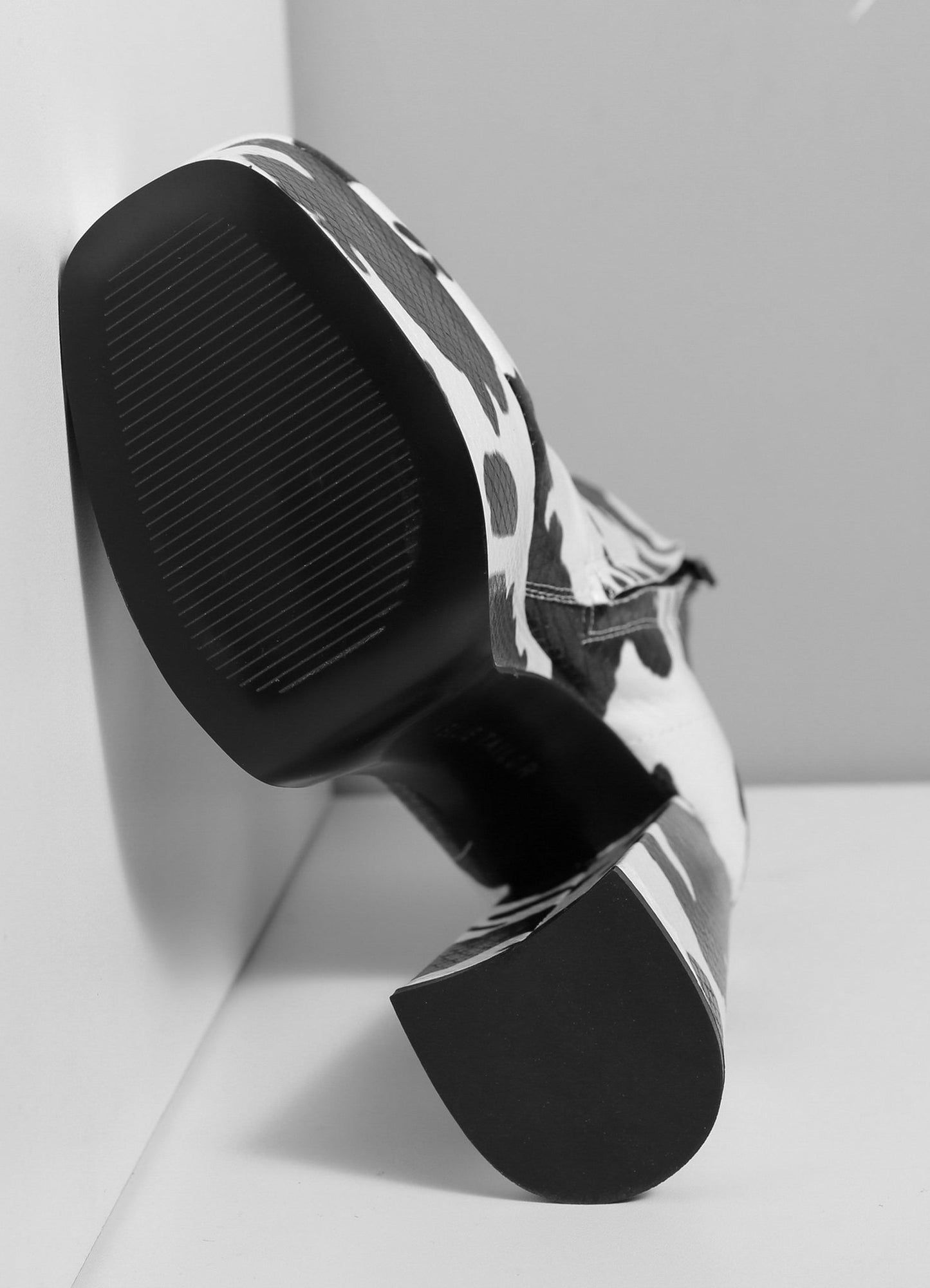 ANTONIA COW BLACK WHITE