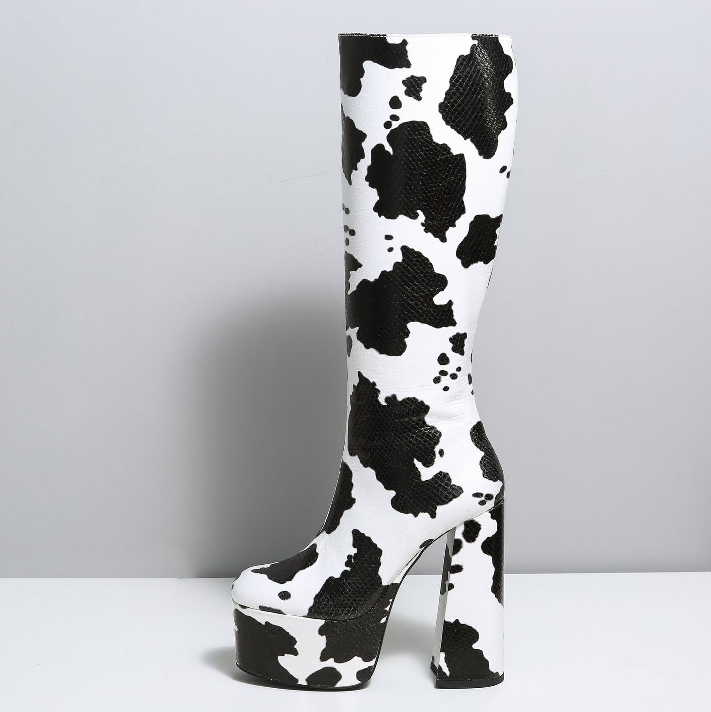 EMMY COW BLACK WHITE