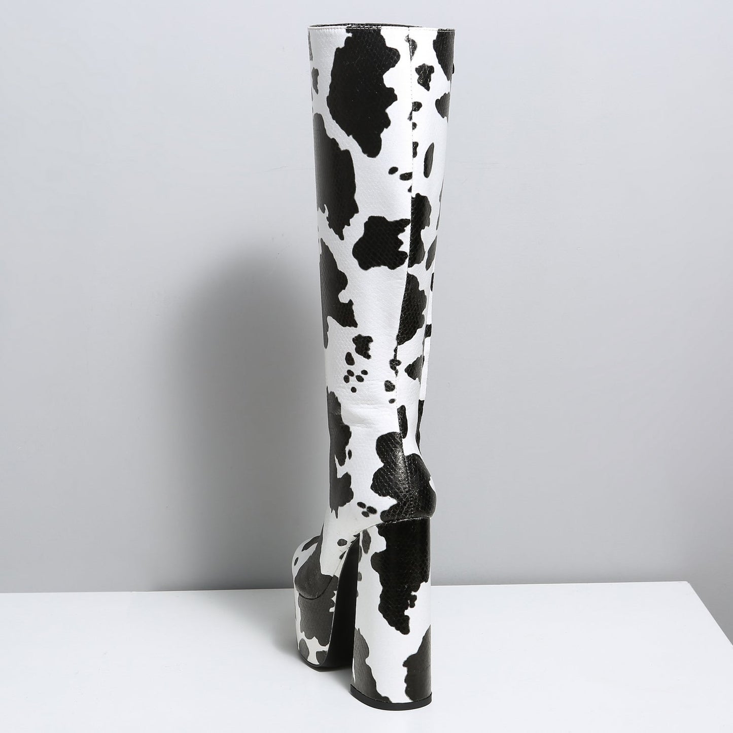 EMMY COW BLACK WHITE