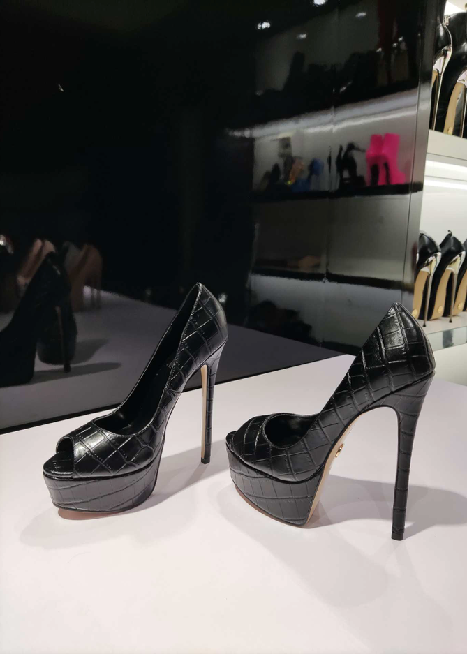 KIANNI BLACK CROCK