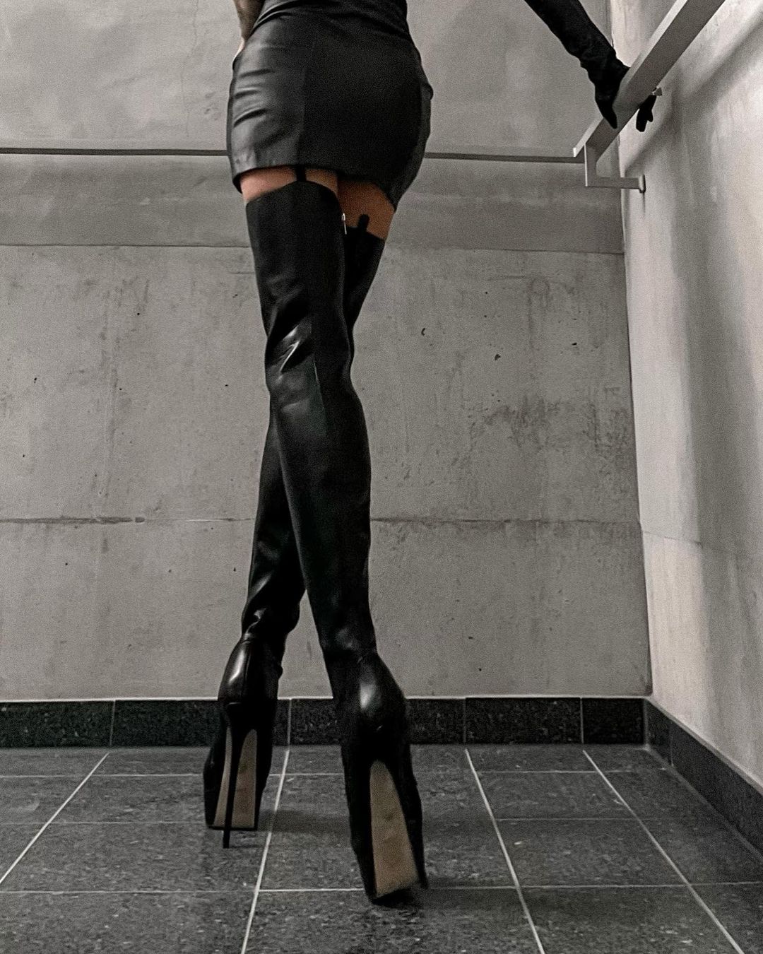 SLINKY BLACK MATTE