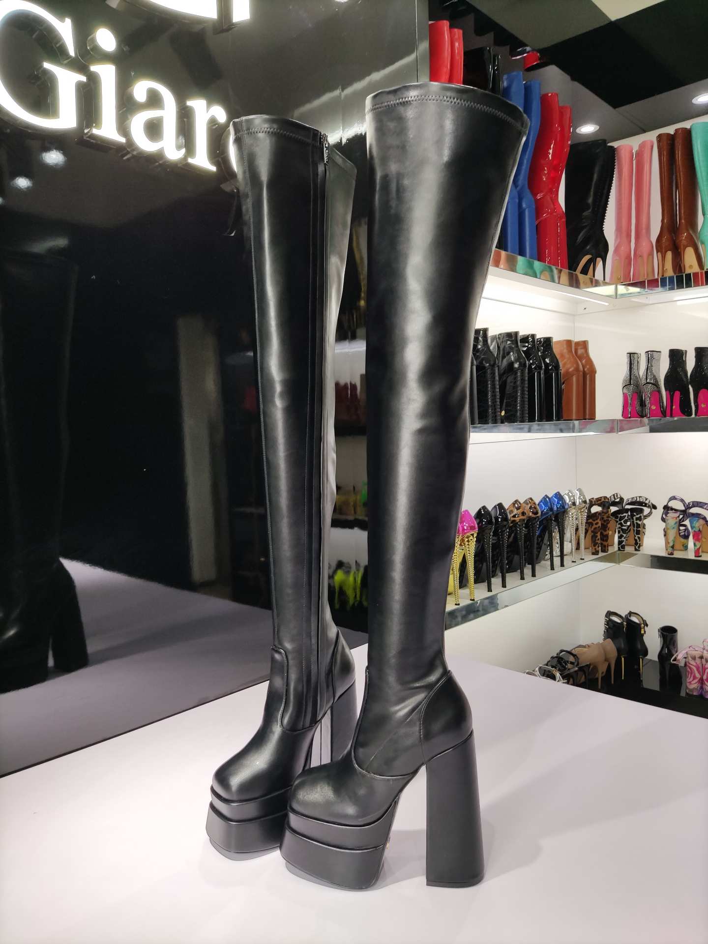 VELINA BLACK MATTE