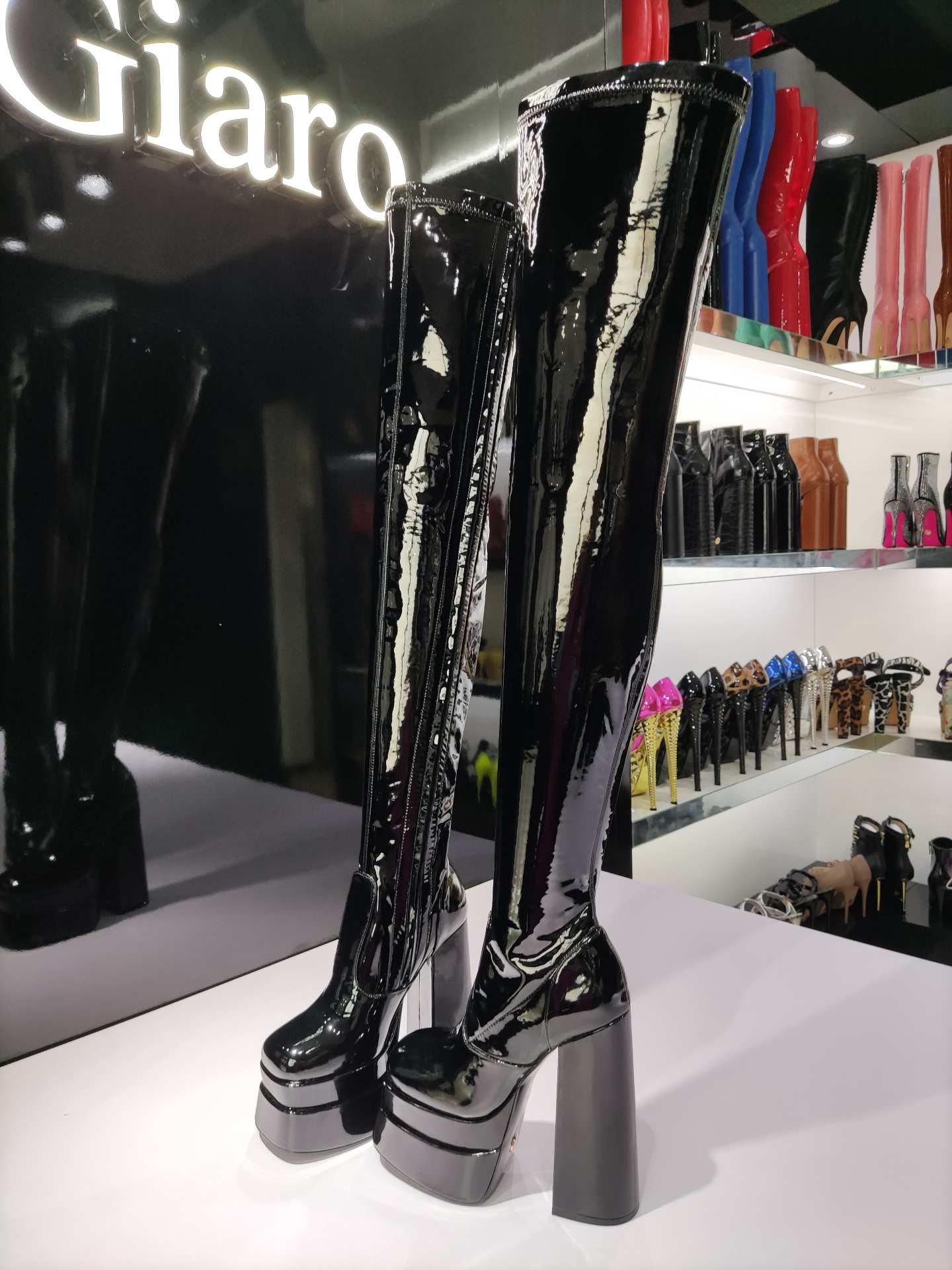 VELINA BLACK SHINY