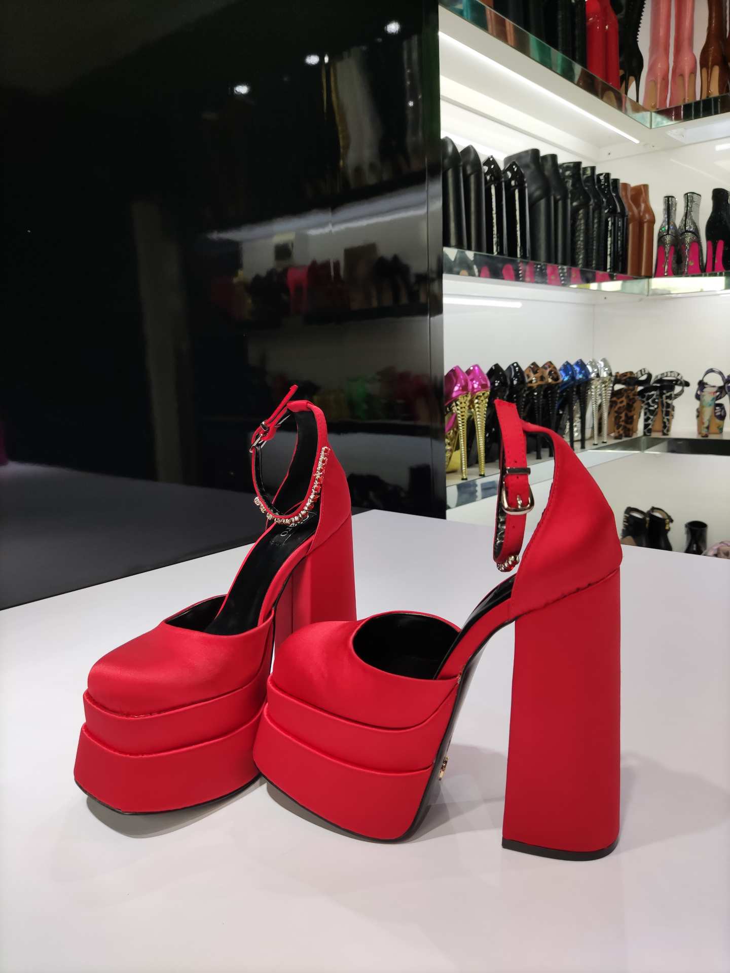 VINA RED SATIN