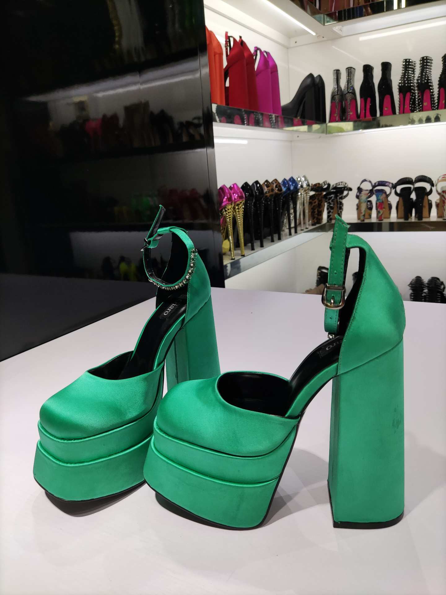 VINA TURQUOISE SATIN