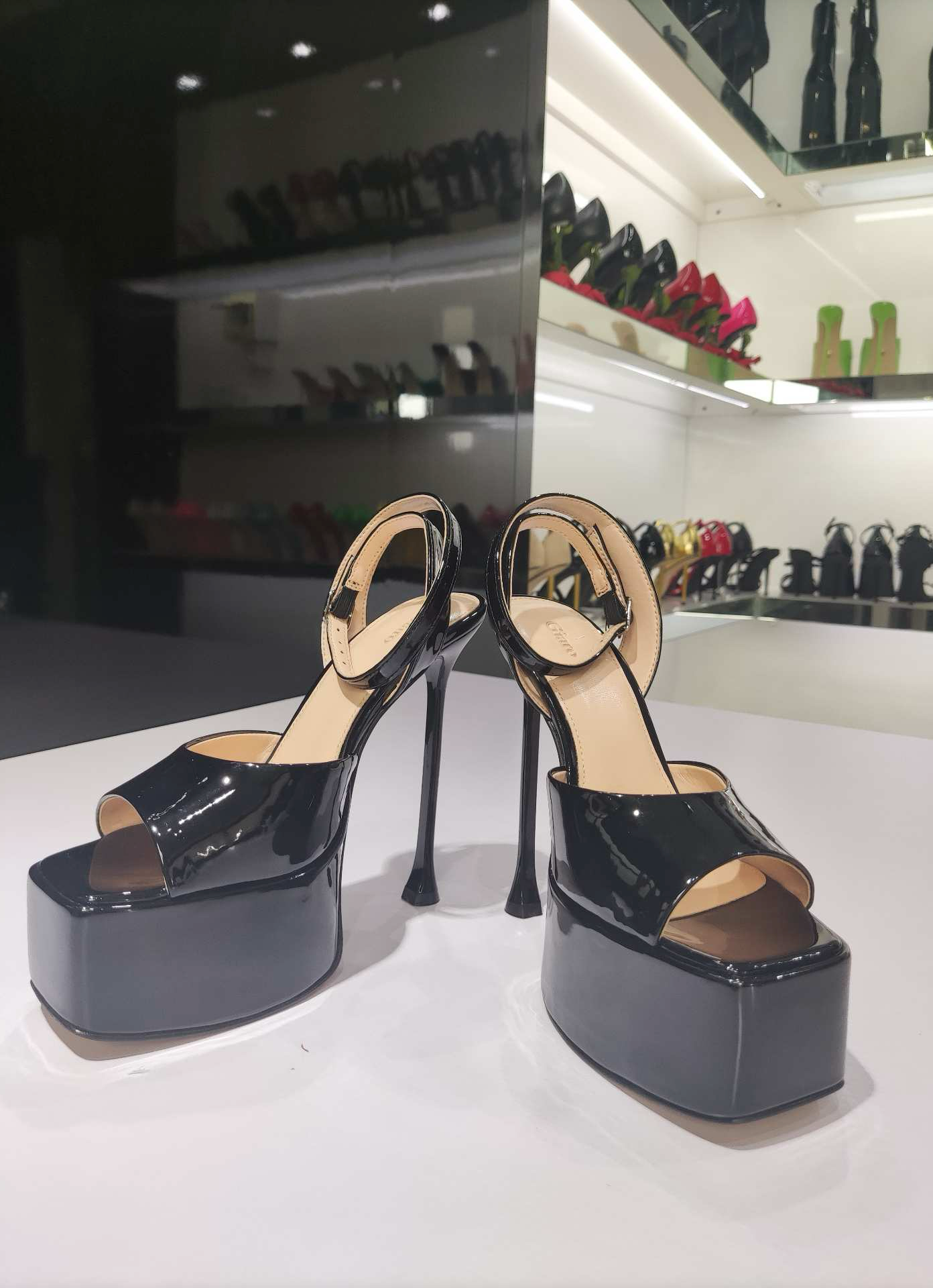 GALA BLACK SHINY