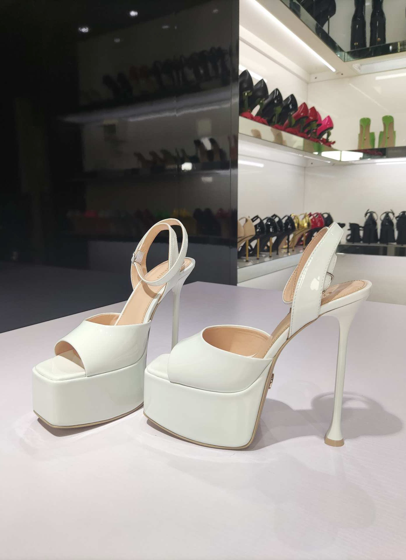 GALA WHITE SHINY